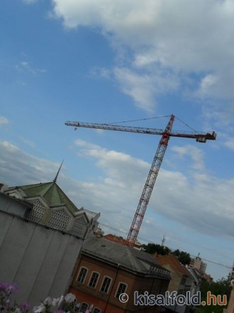 Árpád -tömb projekt - Óriásdaru Győr szívében