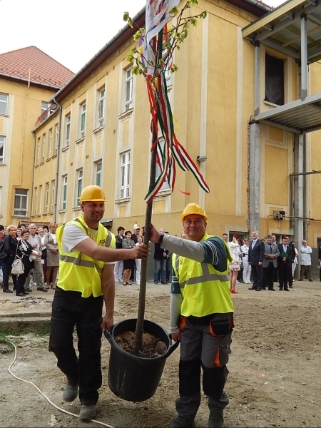 Bokréta az új kórházi szárnyon Csornán