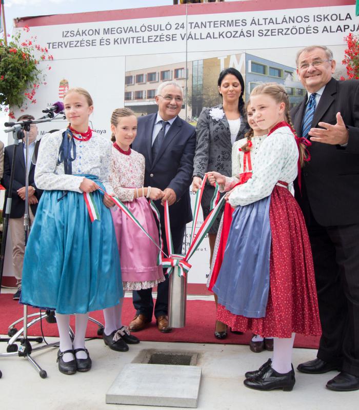 Letették az új izsáki iskola alapkövét