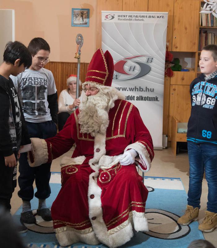 Mikulás a győri Gyermekotthonban